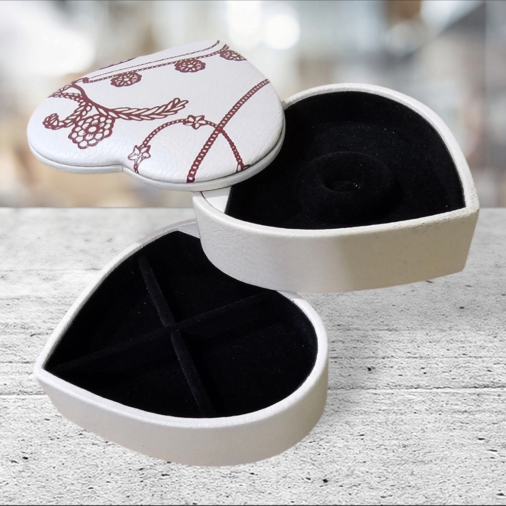 PANDORA Leather Heart-Shaped Jewelry Box with Floral Design - Picture 3 of 5